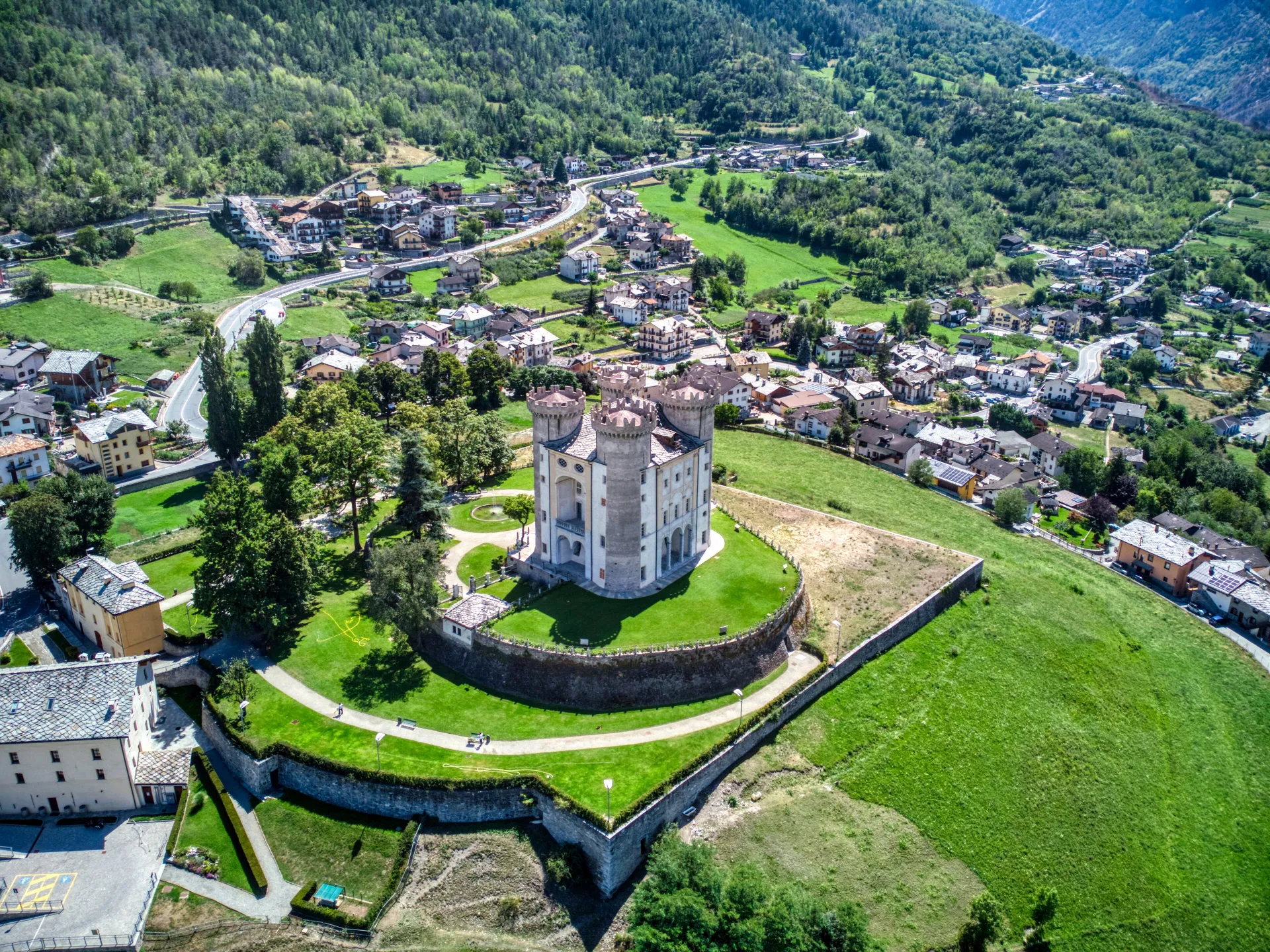 Tour dei castelli valdostani in un giorno: da Fénis ad Aymavilles con la carta unica.